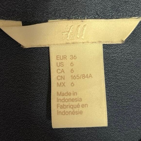 H&M Blue Sleeveless Keyhole Ruffle Front Pleated Back Career Blouse Top Size 6 - Picture 3 of 4